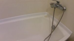 Закрываем стык между стеной и ванной напольным плинтусом.