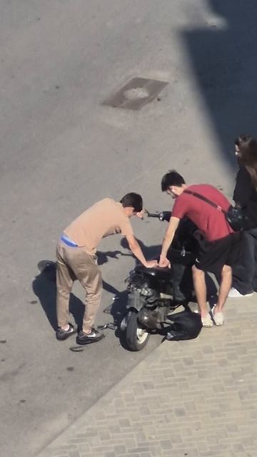 Не заводится скутер,еще и травмирует.