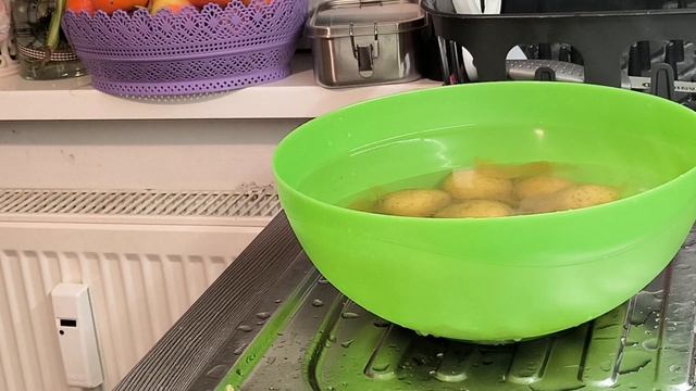 Как быстро очистить отварной картофель и 🥕