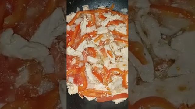 ДЙЗАЙН БЛЮДА -ГОТОВИТЬ -КУРИЦА СМЕТАНА -ПОМИДОРЫ -ПЕРЕ?