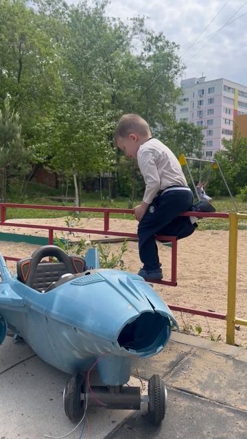 Володя и большой самолёт на детской площадке. Володе 3,10 года. смотреть онлайн