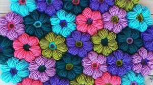 Из остатков пряжи вяжем цветочки крючком для коврика или сумки