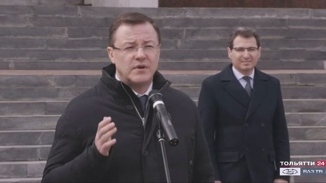 Губернатор Дмитрий Азаров передал ключи от 19 мобильны