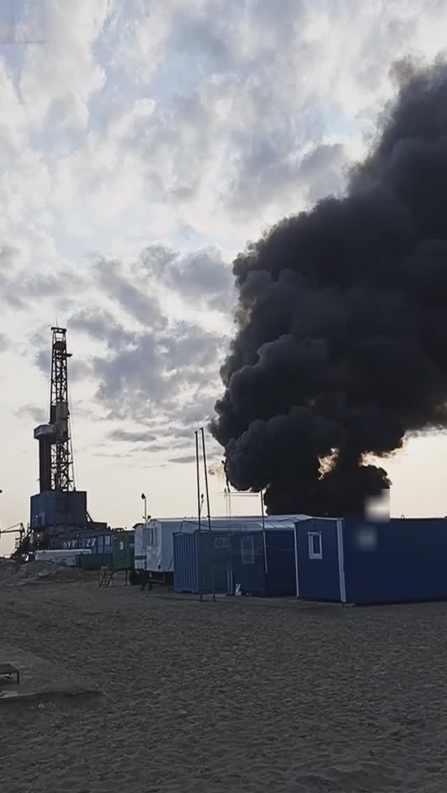 Чёрный дым на фоне буровой выглядит ужасающи😯 Освоенцы отжигают скважину🔥 смотреть онлайн