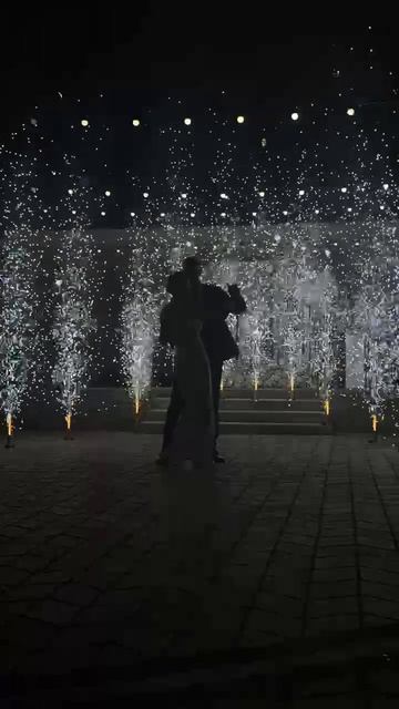 Фейерверк из холодных фонтанов на свадьбу 08.06.25 Шодо смотреть онлайн