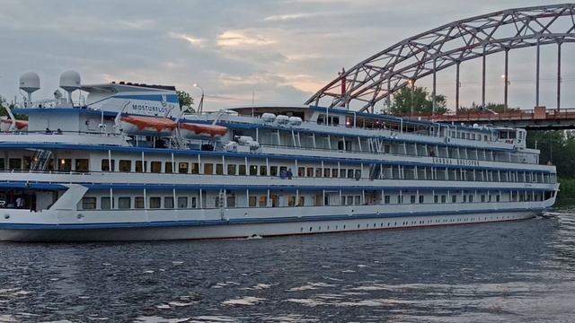 Теплоход Княжна Виктория идёт мимо Дмитрова смотреть онлайн