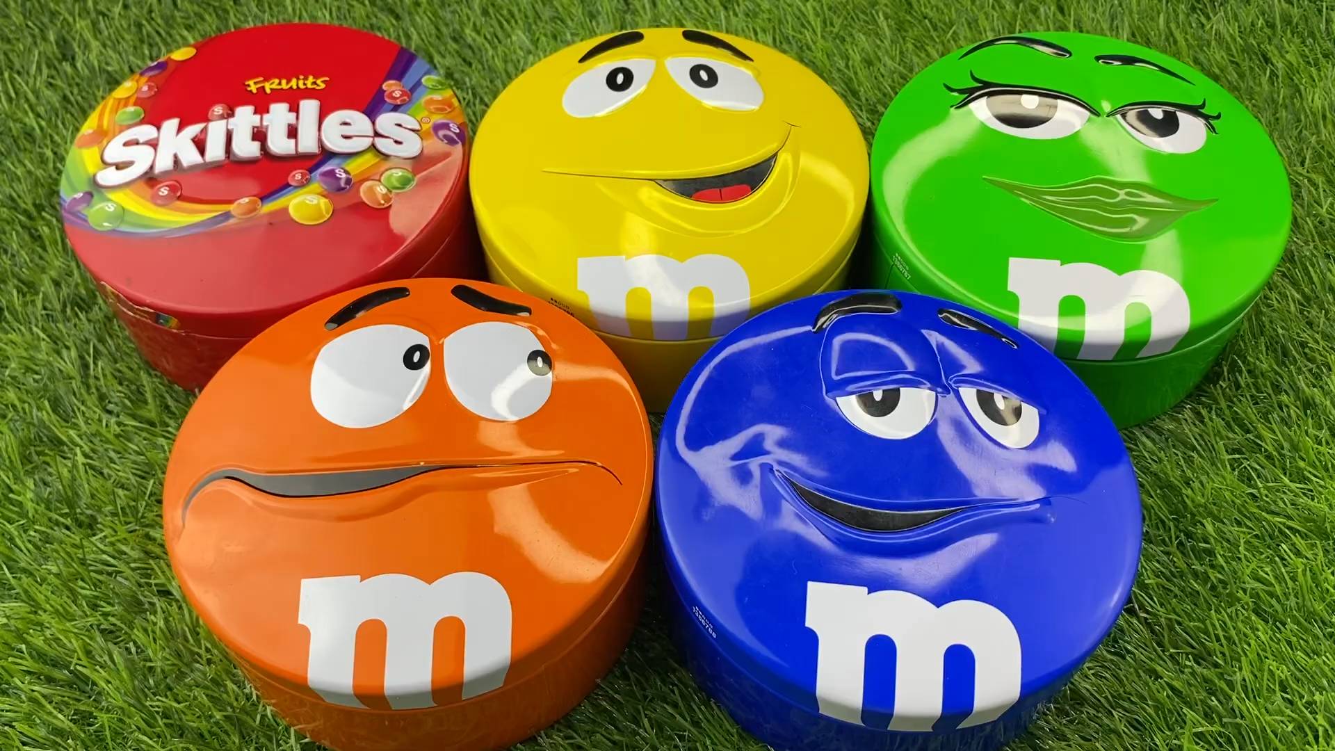 Баночки Skittles & M&M’s скрывают странные сюрпризы…