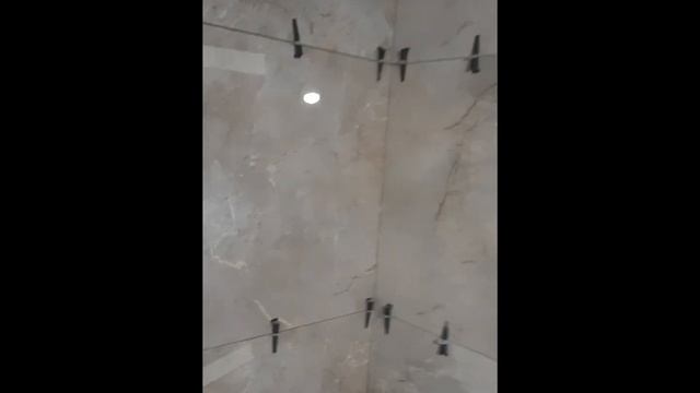 Процесс укладки плитки в ванной