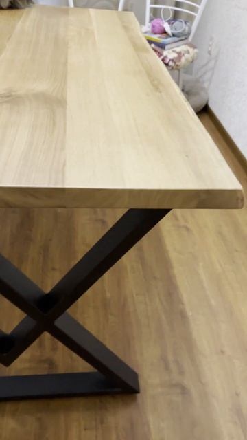 Обідній стіл з товстою стільницею з масиву натурально