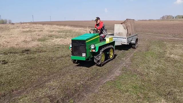 Гусеничный минитрактор снова помогает! Перевозим кол?