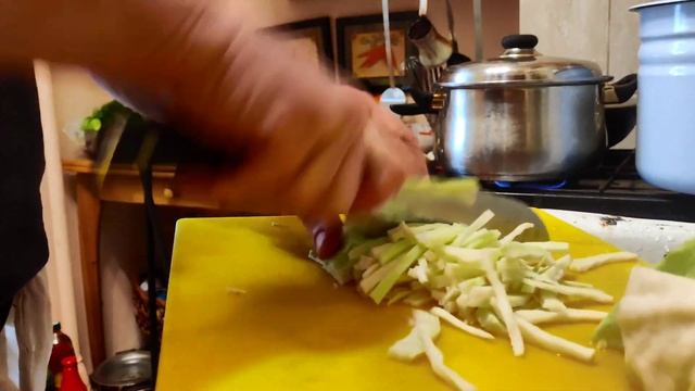 щи из свежей капусты с кабачками.🍆🍅🌶️🥔🧅🧄🥕🫑🐔