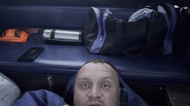 Открываю рыбацкий сезон, наловил рыбы, ночую в лодке