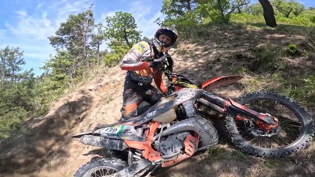 100% Эндуро Геленджик. Первый день. Борьба с китайцем в серебре смотреть онлайн