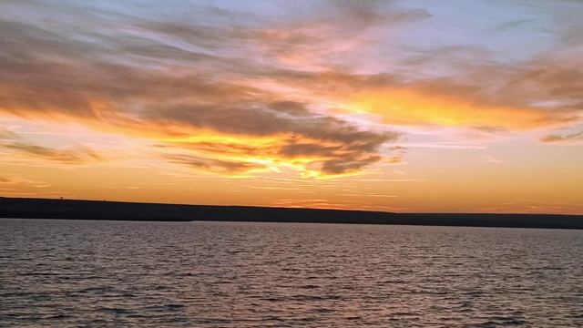 Unusually Golden Sunset Over The Lake / Необычно золотистый закат над о?