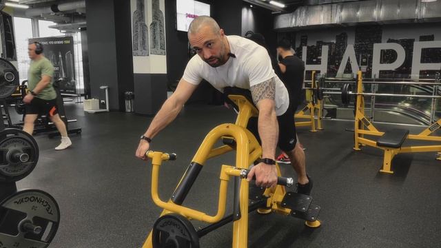 Тяга в тренажере в упоре