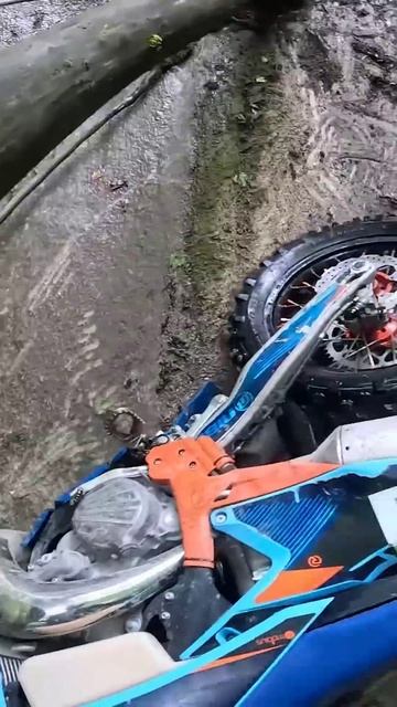 Нарезка падений с гонки 100%Эндуро Геленджик. 2025 День 3й. #sukkoenduro #100процентовэндуро смотреть онлайн