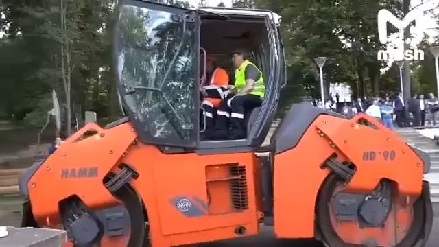 Губернаторы укладывают асфальт
