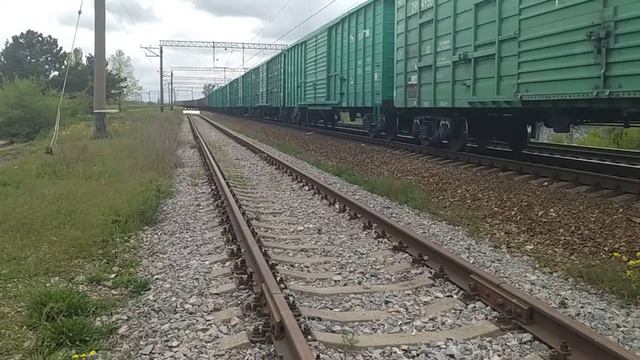 КЖД ВЛ10 1888 едет с крытыми полу-вагонами