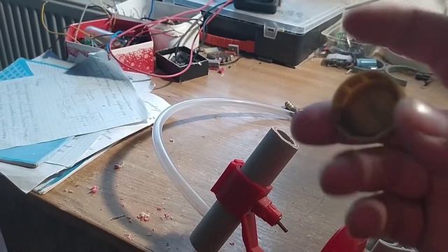 Дешовая клетка из пластмассовых ящиков👍.