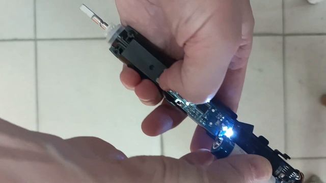 замена и проверка аккумулятора у зубной щётки смотреть онлайн