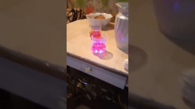 стакан на НГ светится очень крутая штука))))