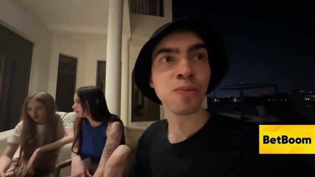 ШАДОУКЕК ПРОБУЕТ БУРГЕРЫ МИСТЕРА БИСТА В ДУБАЕ!