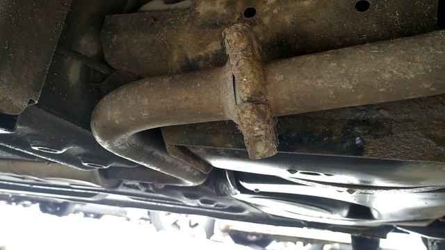 Прогорел хомут глушителя гранта.