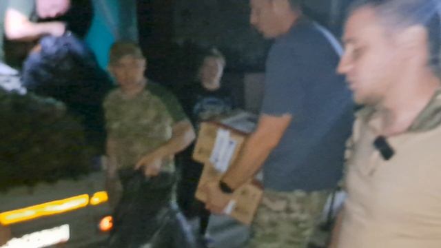 Разгрузка гуманитарки в госпитале. Ночуем на двухъярусных кроватях – нас впустили и этим спасли! смотреть онлайн