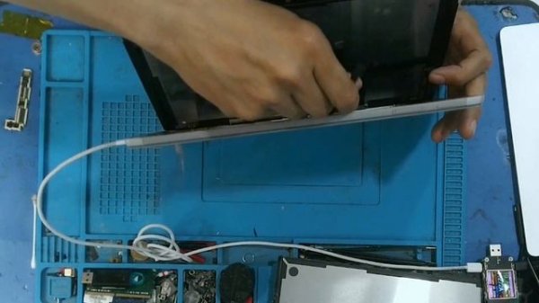 Как починить Microsoft Surface Pro 7 Plus с разбитым экраном? Измен