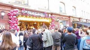 День России.Никольская улица Москва. Концерты на улице, праздничное настроение, кафе заполнены,ГУМ