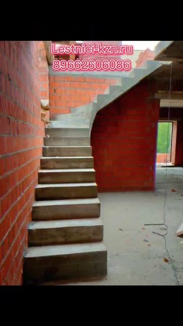 Монолитная Г-образная лестница с забежными ступенями