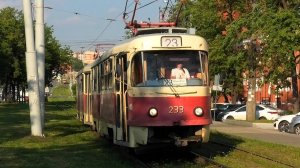 Трамвай Екатеринбурга Tatra T3SU СМЕ борт. №233/235 маршрут 23 следует по улице Челюскинцев