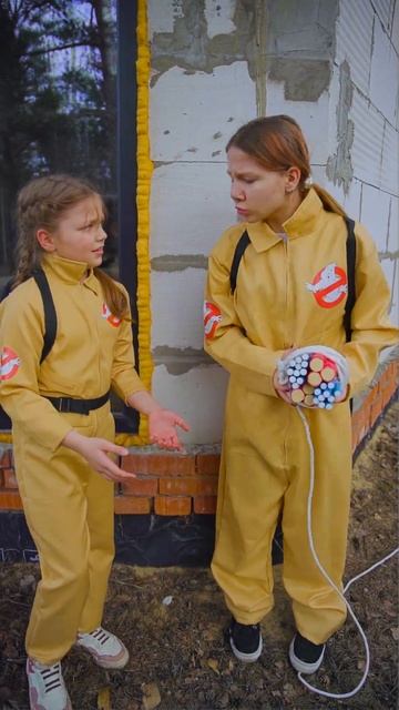 With my little sister we are escaping from zombies! #sisiters #zombie #zombiesvsplants смотреть онлайн