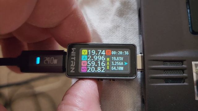 Тестер WITRN CC1 при зарядке ноутбука