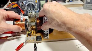 ГЕНЕРАТОР  КРУТИТ  ГЕНЕРАТОР.