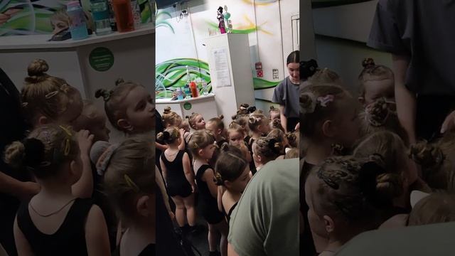 Выход детей на сцену. Репетиция и построение трехлеток