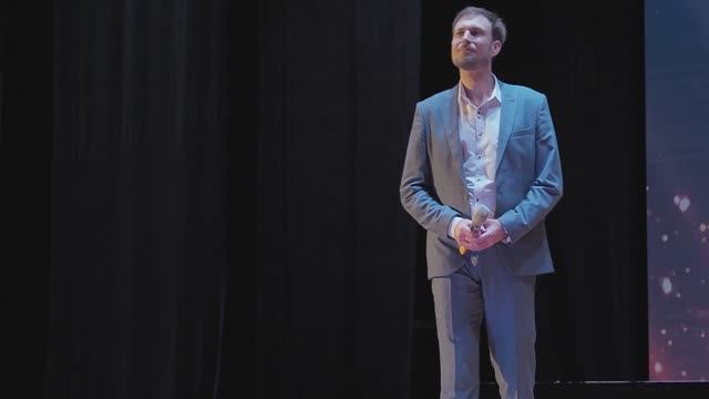 Песня «MON AMI» что в переводе с французского означает «МОЙ ДРУГ». поёт Эдуард Гедвилас.