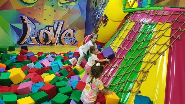 Целый день в развлекательном комплексе провели в день рождения внучки. смотреть онлайн