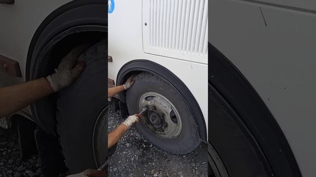 автобус ПАЗ проверка колодок на переднем правым колес