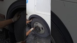 автобус ПАЗ проверка колодок на переднем правым колес