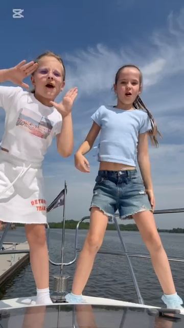 Лето, ритм и подружка рядом — что ещё нужно для счастья? 💃🌞 смотреть онлайн