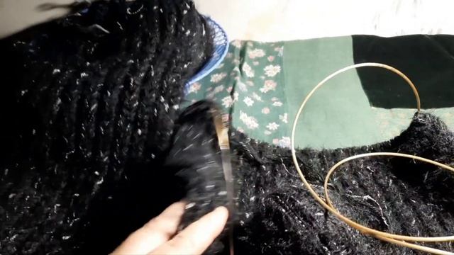 Вяжу свитер из остатков пряжи.