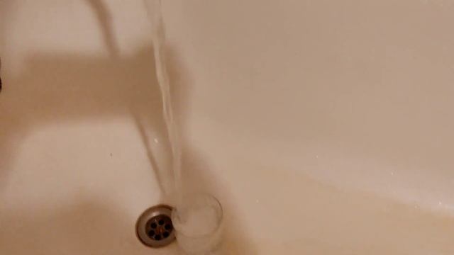 стакан захлебнулся водой