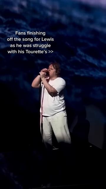 Поклонники допели песню Lewis Capaldi с синдромом Tourettes смотреть онлайн
