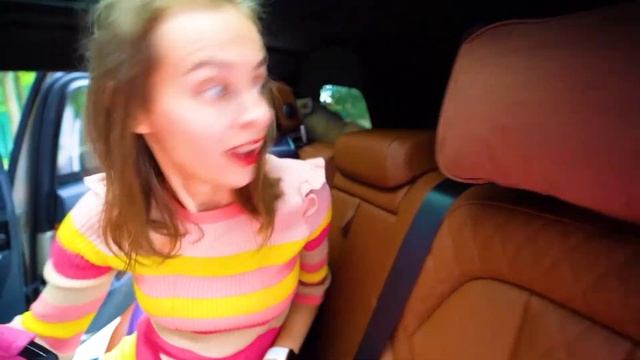 Воздушные шары в машине - веселая игра на площадке! смотреть онлайн