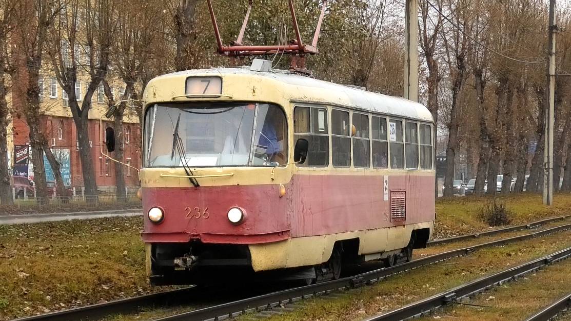 Трамвай Екатеринбурга Tatra T3SU борт. №236 маршрут 7 следует по проспекту Космонавтов смотреть онлайн