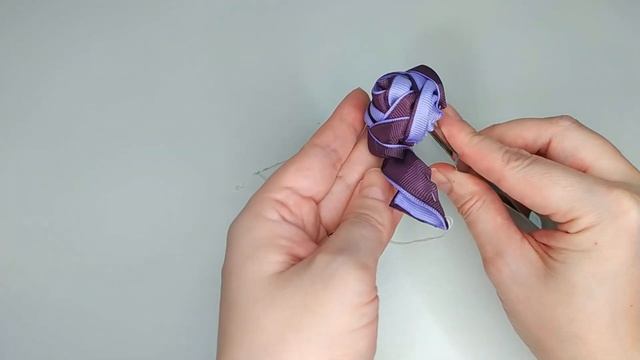 Оригинальная двухцветная роза канзаши из репсовых ле?