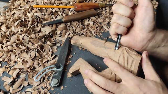 Резьба по дереву в процессе. Кано из Mortal Kombat
