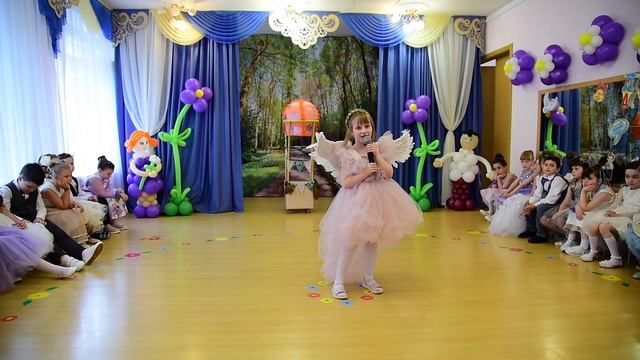 Выступление Вики с авторской песней 