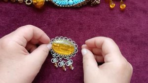 251. Винтажная бижутерия. Керамические броши. Гранатовое стекло.